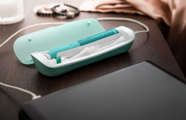 Hygienu stále při ruce vám zajistí sonický zubní kartáček SOC 2202TQ od značky Sencor s LED ukazatelem stavu baterie a s možností dobíjení přes USB kabel Hygienu stále při ruce vám zajistí sonický zubní kartáček SOC 2202TQ od značky Sencor s LED ukazatelem stavu baterie a s možností dobíjení přes USB kabel