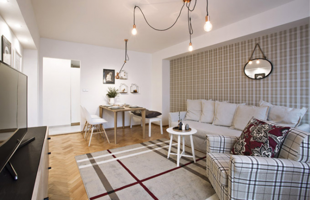 Interiér bytu pro dámu využívá věčné elegance kostkovaného vzoru v různých jemných kombinacích