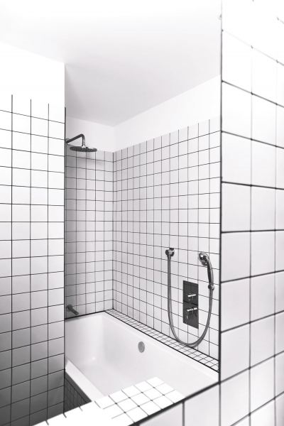 Akrylátová vana prakticky přechází ve sprchový kout, který je zapuštěný v nice, kde není třeba žádné zástěny ani závěsu