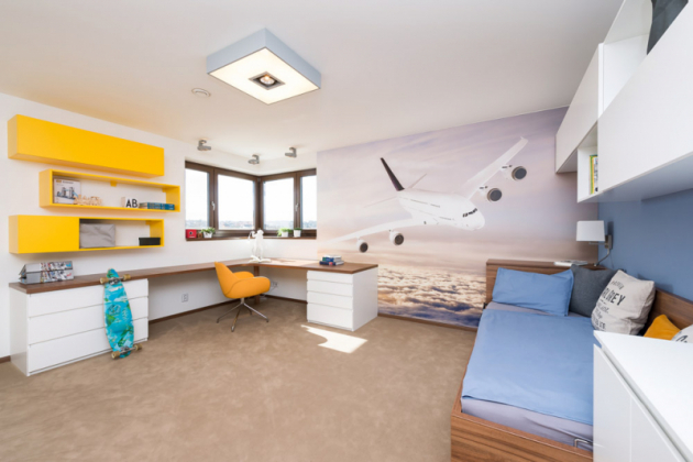 Dominantou chlapeckého pokoje je fototapeta s letadlem. Postel s polohovacím roštem poskytuje pohodlné a zdravé spaní, rohový psací stůl nabízí prostor pro práci i pro hru. Předností pokoje je velký a nezastavěný prostor