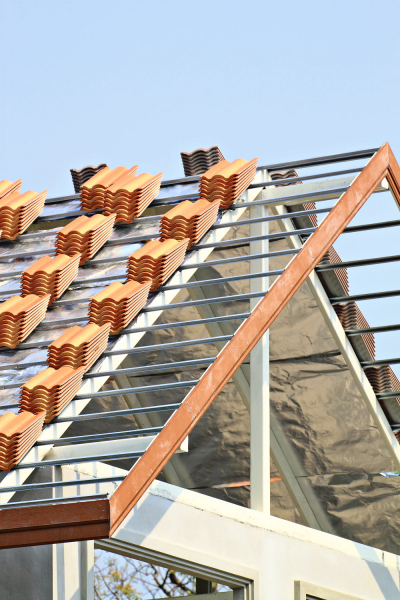 Konstrukce střechy završuje hrubou stavbu domu. Je to slavnostní okamžik hodný vetknutí glajchy na hřeben. Střecha by měla být hotová před podzimem, nejen kvůli tomu, aby byl čas na množství dalších dokončovacích prací.