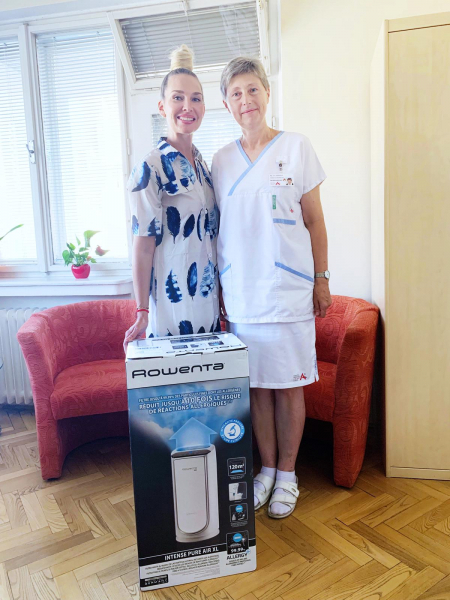 Influencerka Michaela E. G. Mašková  předává čističku vzduchu Rowenta Intense Pure Air XL v brněnské nemocnici 