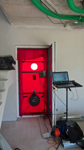 HELUZ nabízí široké veřejnosti změření vzduchotěsnosti obálky domu z cihel HELUZ pomocí Blower door testu 