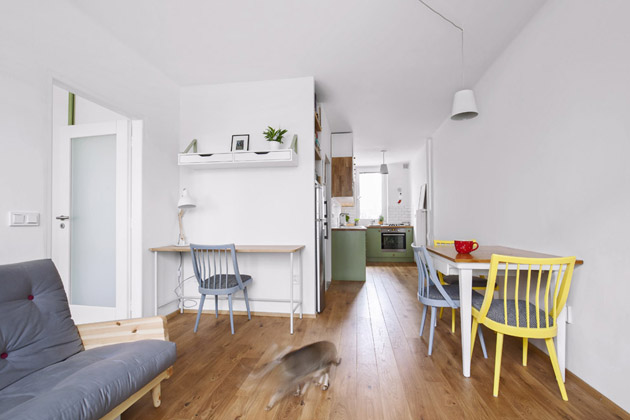 Díky propojení kuchyně s obývacím pokojem a oknům v obou místnostech vznikl hezký prosvětlený prostor