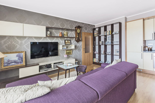 Ke kombinaci starého s novým či repasovým se upínají designéři čím dál častěji. Paní majitelka se nechtěla vzdávat všech svým starožitných kousků, které nashormáždila během života, i proto věděla, že spolupráce s Gabrielou Hámovou, která si restaurování vyloženě užívá, bude to pravé Ke kombinaci starého s novým či repasovým se upínají designéři čím dál častěji. Paní majitelka se nechtěla vzdávat všech svým starožitných kousků, které nashormáždila během života, i proto věděla, že spolupráce s Gabrielou Hámovou, která si restaurování vyloženě užívá, bude to pravé