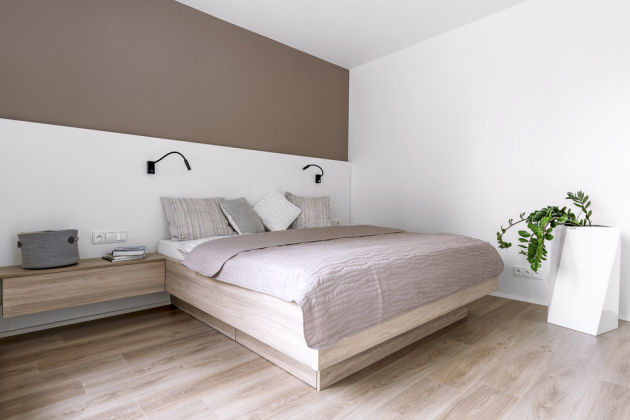 Dominantou ložnice je na míru vyráběné dvojlůžko s integrovanými úložnými prostory a nočními stolky