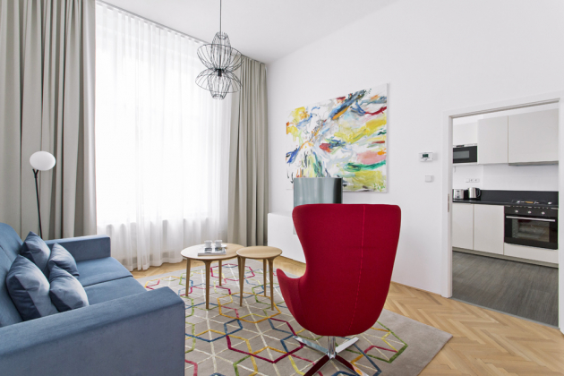 Umělecká díla a krásné barevné solitéry jsou nosnými prvky celého interiéru bytu na pražském Starém Městě. Vyšší anglické postele od Ambience design nabízejí pohodlné spaní a možnost výběru úložných prostor