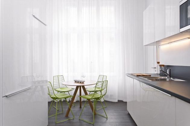 Rozpočet, který zatížily designové solitéry a umělecká díla, pro změnu odlehčil nábytek z Ikea, například jednoduchá bílá kuchyň