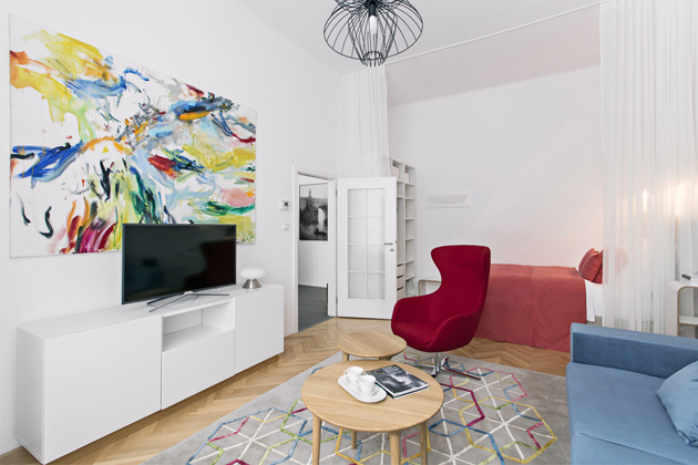 Umělecká díla a krásné barevné solitéry jsou nosnými prvky celého interiéru bytu na pražském Starém Městě. Vyšší anglické postele od Ambience design nabízejí pohodlné spaní a možnost výběru úložných prostor