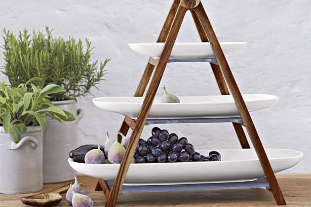 Artesano Original je etažér značky Villeroy Boch, cena základny 2 680 Kč, cena podnosů od 1 490 Kč, www.luxurytable.cz Artesano Original je etažér značky Villeroy Boch, cena základny 2 680 Kč, cena podnosů od 1 490 Kč, www.luxurytable.cz
