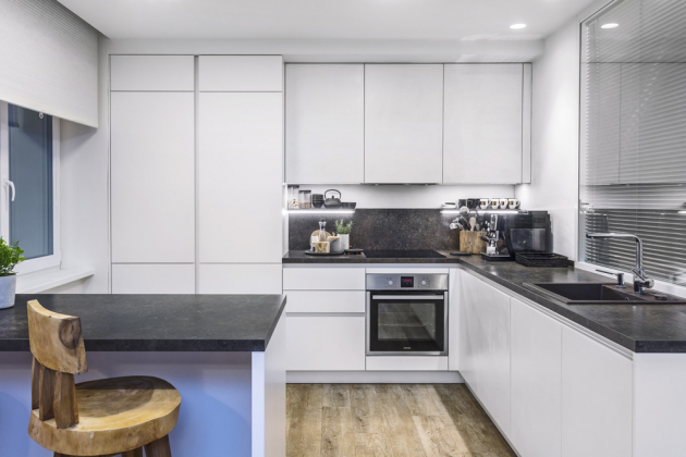 Řešení kuchyňské sekce ukazuje skvělou práci architekta s prostorem, pochvalu zaslouží i truhlář