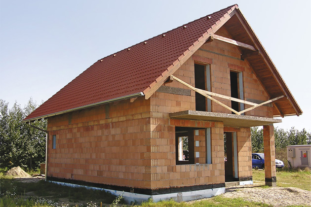 Výběr stavebního materiálu patří k nejdůležitějším rozhodnutím každého stavebníka, protože tento krok určí, jaké vlastnosti bude budoucí dům mít, a to včetně pohodlí i ekonomiky provozu. Výběr stavebního materiálu patří k nejdůležitějším rozhodnutím každého stavebníka, protože tento krok určí, jaké vlastnosti bude budoucí dům mít, a to včetně pohodlí i ekonomiky provozu.