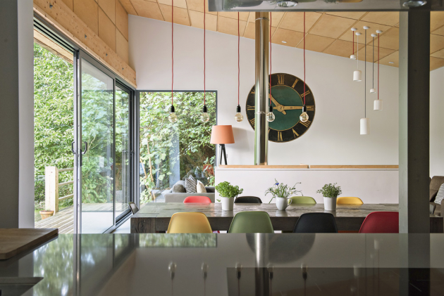 V interiérech zařízených v módním ekletickém stylu se prolínají moderní prvky s tradičními. Masivní stoly doplňují ikonické židle Eames od Vitry