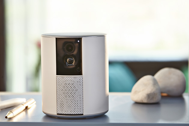 Za design oceněná jednotka Somfy One obsahuje vestavěnou HD kameru s nočním viděním, sirénu 90+ dB a vyniká jednoduchým nastavením, cena od 6 500 Kč, www.somfy.cz Za design oceněná jednotka Somfy One obsahuje vestavěnou HD kameru s nočním viděním, sirénu 90+ dB a vyniká jednoduchým nastavením, cena od 6 500 Kč, www.somfy.cz