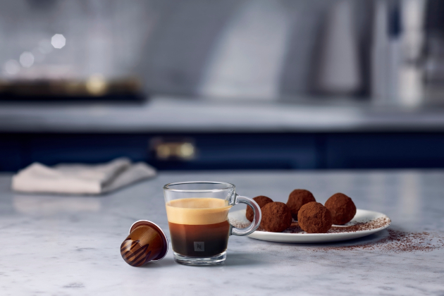 Barista Creations Cocoa Truffle – aroma hořké čokolády se potkává s cereálními tóny zrn Arabica z Latinské Ameriky v espressu, které bylo inspirováno bohatou chutí, připomínající hořkou čokoládovou pralinku. 
