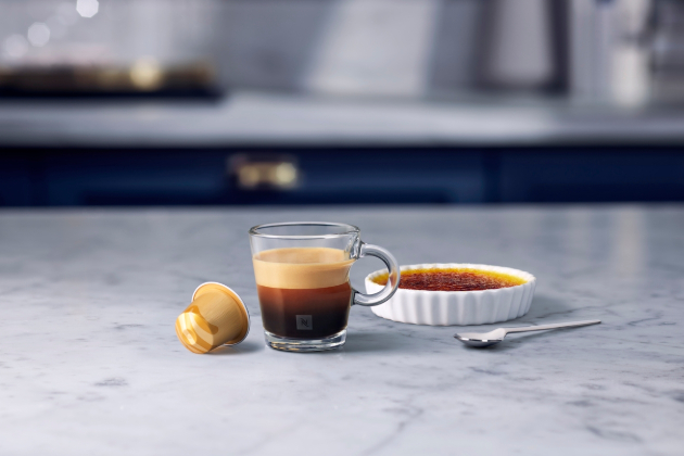Barista Creations Caramel Crème Brulée – doteky aroma karamelu zjemňují tóny pražení této směsi káv Arabica z Latinské Ameriky. Výsledná směs je velmi bohatá  s krémovou plnou chutí, která vám osladí den.