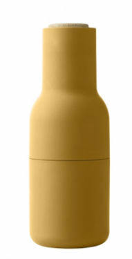 Mlýnek na sůl a pepř Bottle (Menu), dřevo/plast/keramika, výška 20,5 cm, cena za set dvou kusů 1 850 Kč, www.designville.cz