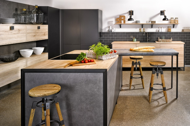 Kuchyň značky Bauformat kombinuje model San Remo světlý dub v odstínu písku s modelem Porto S hedvábný mat v odstínu carbon a model Bern Art dekor čedič, www.oresi.cz