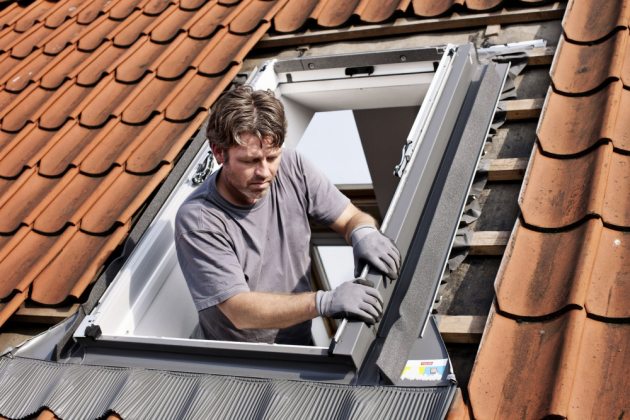 Střešní okna Velux díky systémovým izolačním a zateplovacím prvkům umožňují rychlou montáž i do starší střechy, www.velux.cz