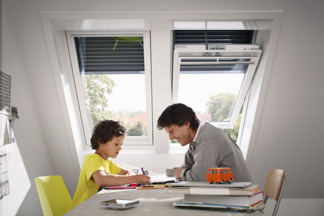 Venkovní rolety pro střešní okna výrazně zlepší komfort v podkrovních místnostech, například snížením teploty v létě o 7 %, www.velux.cz
