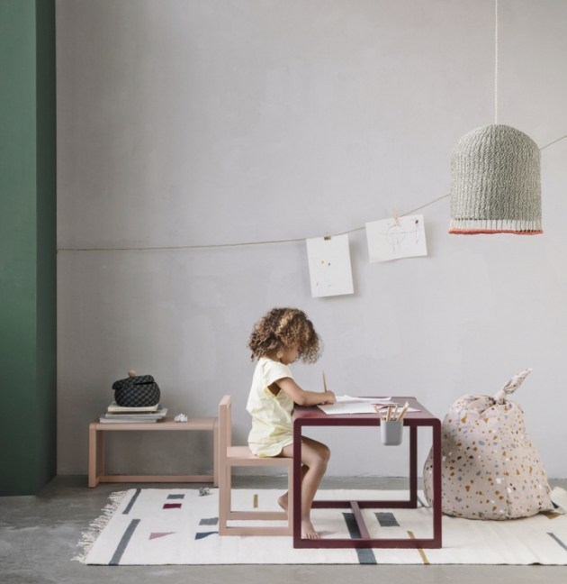 Židle z dětské kolekce Little Architect (Ferm living) z lakované jasanové dýhy, cena 3 290 Kč, www.designville.cz