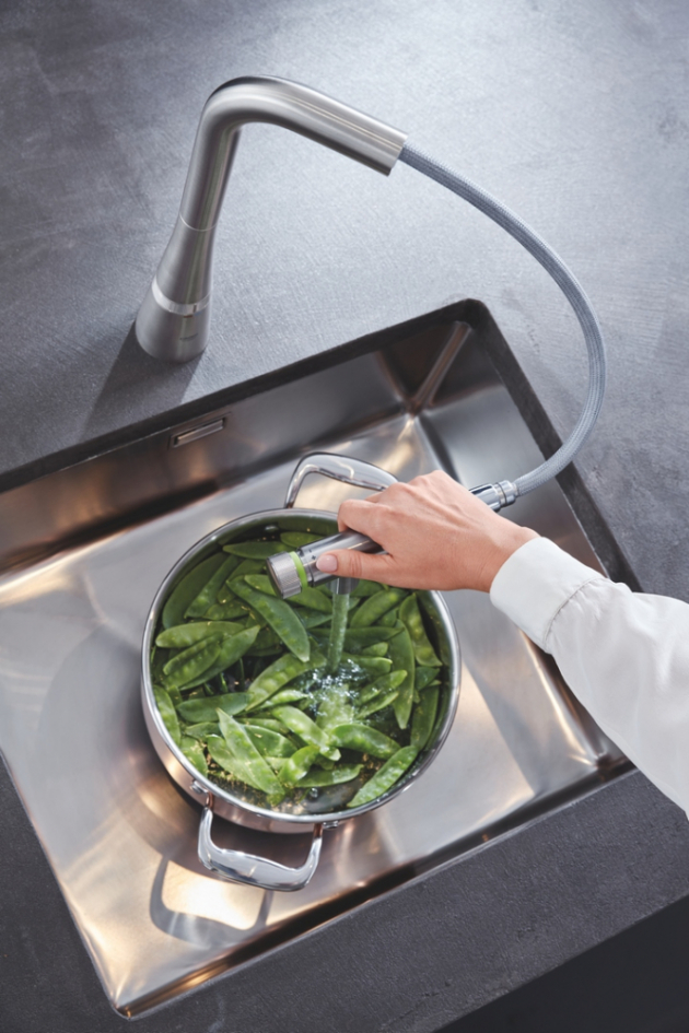 Přes 1500 spotřebitelů a 15členná odborná porota ankety Kitchen Innovation Prize se shodují: baterie GROHE Zedra SmartControl si zaslouží ocenění za nejlepší inovaci roku, Kitchen Innovation of the Year® 2020, v kategorii kuchyňských dřezů a baterií.