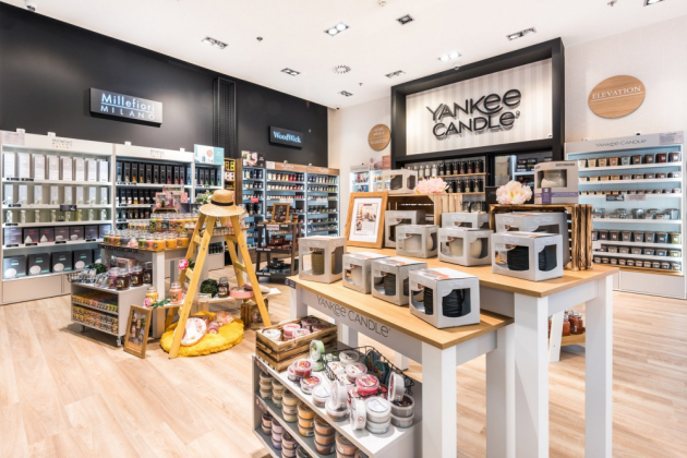 Kromě Yankee Candle jsou v prodejně k dispozici také vonné svíčky WoodWick s unikátními dřevěnými knoty s efektem praskání a elegantní vůně italské značky Millefiori Milano, které nabízí mimo jiné i velký výběr vůní do auta - pro ženy i muže. 