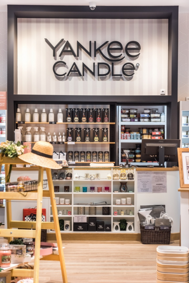 Kromě Yankee Candle jsou v prodejně k dispozici také vonné svíčky WoodWick s unikátními dřevěnými knoty s efektem praskání a elegantní vůně italské značky Millefiori Milano, které nabízí mimo jiné i velký výběr vůní do auta - pro ženy i muže. 