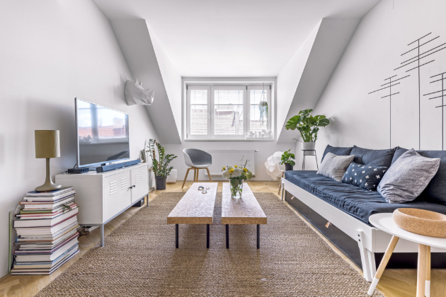 Obývací pokoj je vybaven přesně takovým objemem nábytku, který činí prostor čistý, a přesto zabydlený