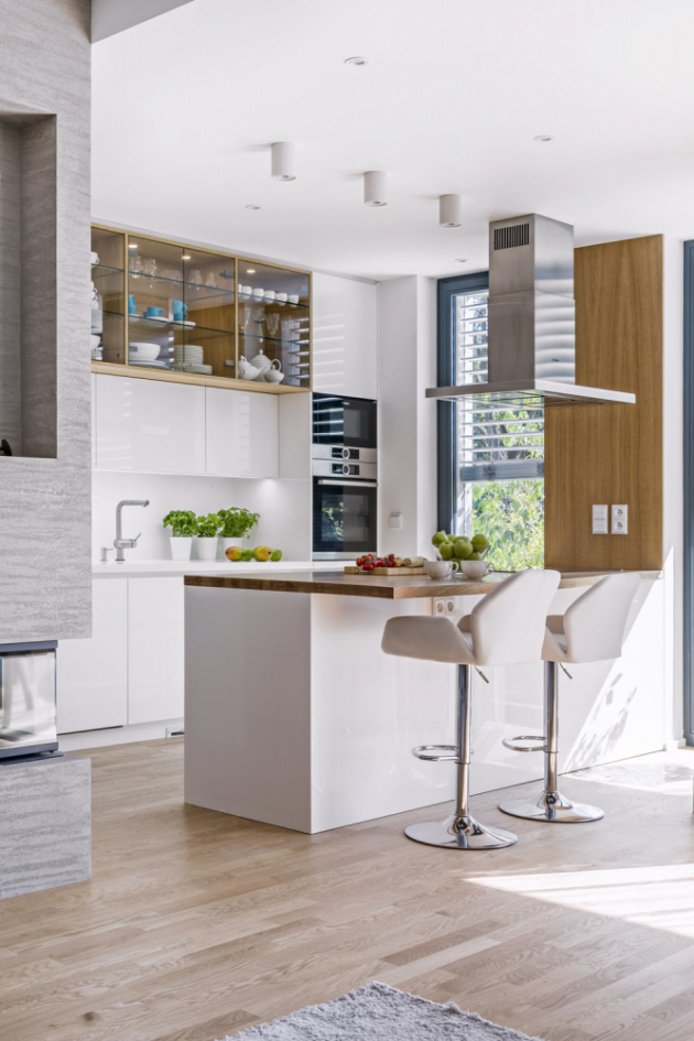 Bílá kuchyň z lakované MDF desky je vybavená spotřebiči značky Bosch