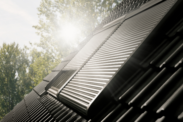 Venkovní roleta VELUX vytvoří maximální ochranu před sluncem, protože dokáže zachytit až 97 % slunečních paprsků. V létě ochrání interiér před přehříváním, v zimě naopak zamezí únikům tepla a sníží náklady na vytápění. 