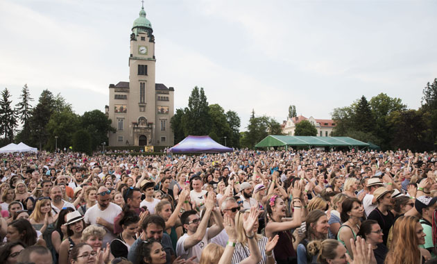 Podobně jako jiným slavným kulturním akcím udělal zákeřný koronavirus pořádnou čáru přes rozpočet i festivalu Mezi ploty, který každé jaro propuká v parku Psychiatrické nemocnice Bohnice. Letos se bohužel tisíce návštěvníků v nemocničním prostředí sejít nemůžou. Ale protože muzika, divadlo i poselství o empatii a pomoci, které je pro tuhle unikátní přehlídku typické, jsou v dnešní nehostinné době zapotřebí více než jindy, rozhodl se festival sezvat svoje příznivce na internet.