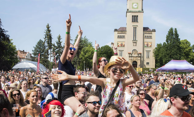 Online verze Plotů, která startuje 14. června v půl osmé večer, se bude vysílat přímo z Divadla za plotem v bohnickém areálu, takže se festival Mezi ploty ani letos nevzdává svého tradičního místa konání. Nabídne vám propracovaný program, který jeho neopakovatelnou atmosféru předvede v pořádné šíři a rozmanitosti.