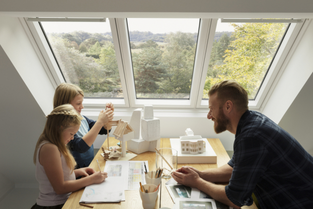 Tři okna v jednom rámu VELUX STUDIO vpustí o 23 % více světla než tři samostatná okna