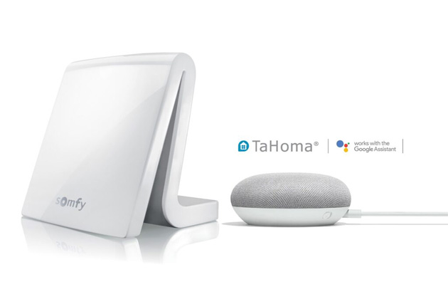 Systém komplexní automatizace TaHoma společnosti Somfy je kompatibilní se službami hlasových asistentů Google Assistant a Amazon Alexa. Jejich prostřednictvím můžeme hlasem ovládat zařízení zapojená do aplikace TaHoma, jen je třeba je předem pojmenovat