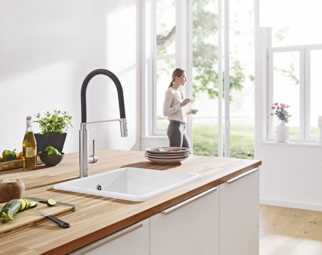 Úsporná dřezová baterie Concetto (Grohe), flexibilní ramínko umožňující rychlý oplach s menším proudem vody, cena 14 562 Kč, www.grohe.cz