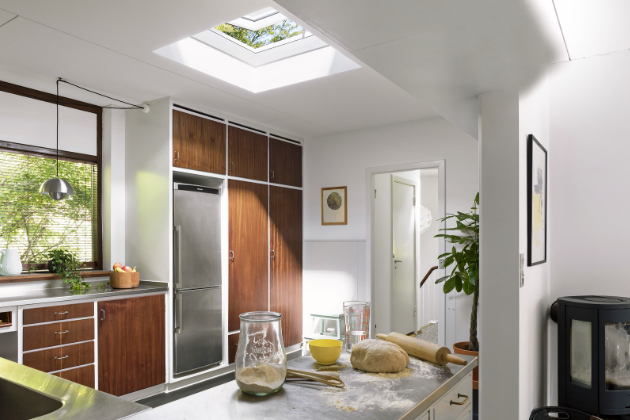 Potřebujete v interiéru více denního světla a čerstvého vzduchu? Pro ploché střechy je elegantním řešením světlík, www.velux.cz