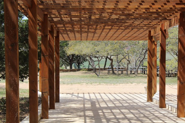 Rádi byste si na zahradě postavili místo pro odpočinek, posezení s přáteli nebo s rodinou? Ideálním řešením je hliníková pergola. V létě poskytne úkryt před sluncem, ale i prostor pro grilování nebo večerní romantiku. Jak je to ale se stavebním povolením? (Zdroj: Pxhere.com)