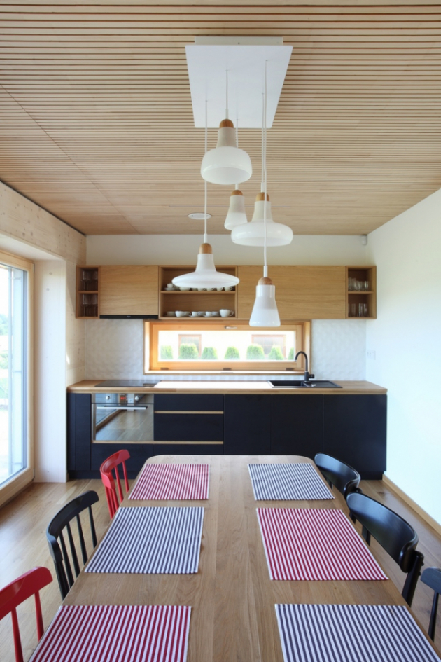 Přízemí je koncipováno jako společenská část a najdeme zde obývací pokoj s kuchyní jídelnou a pracovnou (Fotografie: Lina Németh)