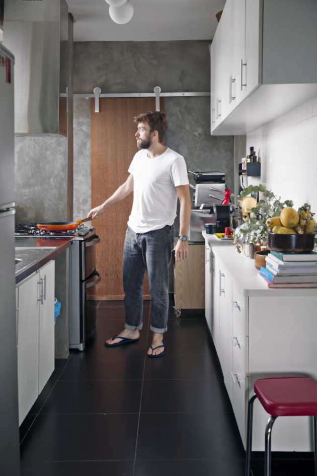 Fotograf se v kuchyni vyžívá u vaření, které mu zpestřují úchvatné výhledy z velkých oken
