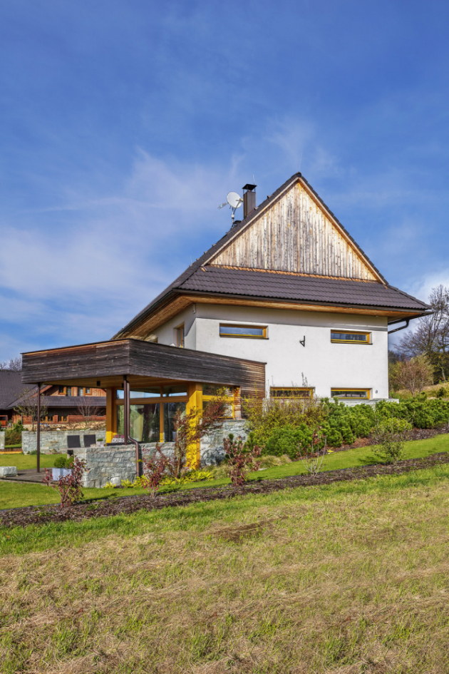 Z této strany bylo záměrem architekta, aby dům co nejvíc zapadl do tradičního stavebního pojetí obvyklého v této podhorské lokalitě. A to se mu podle nás podařilo na výbornou