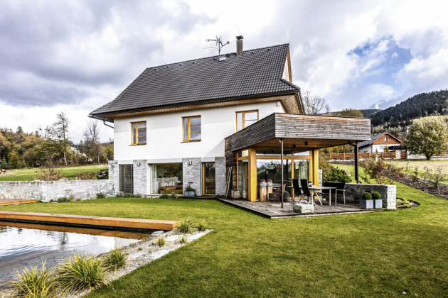  Od samého počátku bylo součástí návrhu domu nechat podkroví nevyužité, díky tomu se architekt vyhnul oknům a vikýřům, které by vypadaly nepatřičně. Nahoře je tedy odvětraný klasický půdní prostor a dům je zateplen až z úrovně stropu