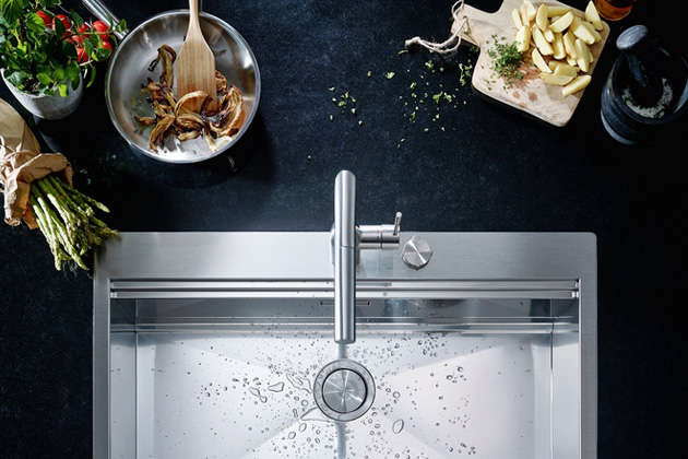 Luxusní dřez z nové řady K800 (Grohe), typickým prvkem těchto jednodřezů je tvarování dna po vzoru diamantu, cena 27 752 Kč, www.grohe.cz Luxusní dřez z nové řady K800 (Grohe), typickým prvkem těchto jednodřezů je tvarování dna po vzoru diamantu, cena 27 752 Kč, www.grohe.cz