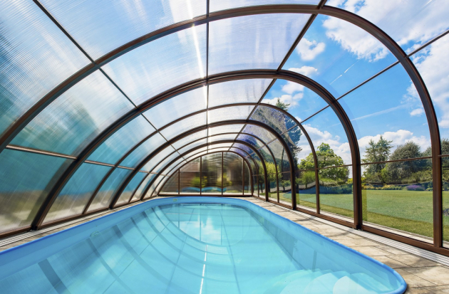 Zastřešení bazénu Monaco Future (Albixon), inspirované přirozeným čistým tvarem vodní kapky, vyniká podchozí výškou až 280 cm, cena podle rozměrů, www.albixon.cz
