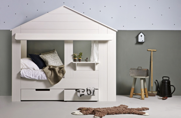 Bílá dětská postel Huisie (Woood), lakované borovicové dřevo, 210 × 187 × 99 cm, cena 13 599 Kč, www.bonami.cz