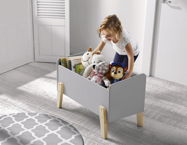  Skříňka na hračky z kolekce Kiddy (Vipack Furniture), MDF/masiv, 80 × 39 cm, výška 47 cm, cena 3 024 Kč, www.nabytek-aldo.cz