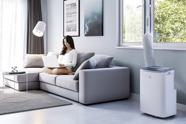 Přenosná klimatizace ChillFlex Pro (Electrolux) s funkcí pro ideální teplotu v ložnici během spánku, odvlhčovací funkcí i plně automatickým režimem, cena 12 990 Kč, www.electrolux.cz 