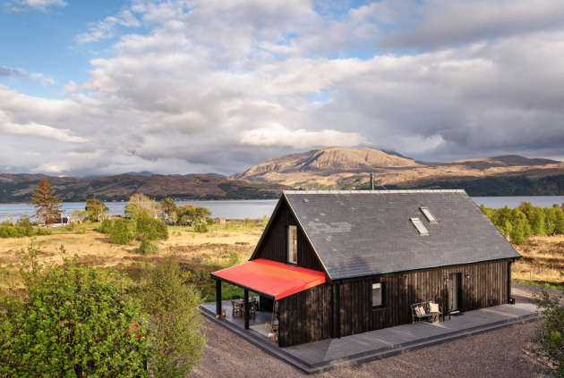 exteriér Břidlicová střecha dokáže odolávat i největším rozmarům drsného skotského počasí. Když vysvitne slunko, je čas usednout na terasu