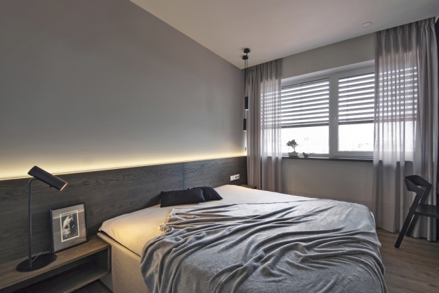 LOŽNICE Efektní světelné scény se objevují i v ložnici, kde je kromě centrálního svítidla, lampiček na čtení i LED osvětlení zabudované v hraně obložení za postelí
