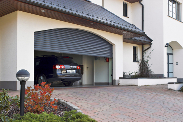 Konstrukční řešení rolovacích garážových vrat umožňuje maximální využití prostoru garáže bez nároku na větší stavební úpravy, www.minirol.cz